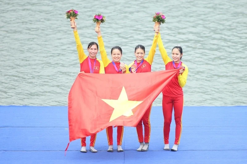 Phạm Thị Thảo (ngoài cùng bên trái) quyết định gắn bó với đua thuyền dù không biết bơi
