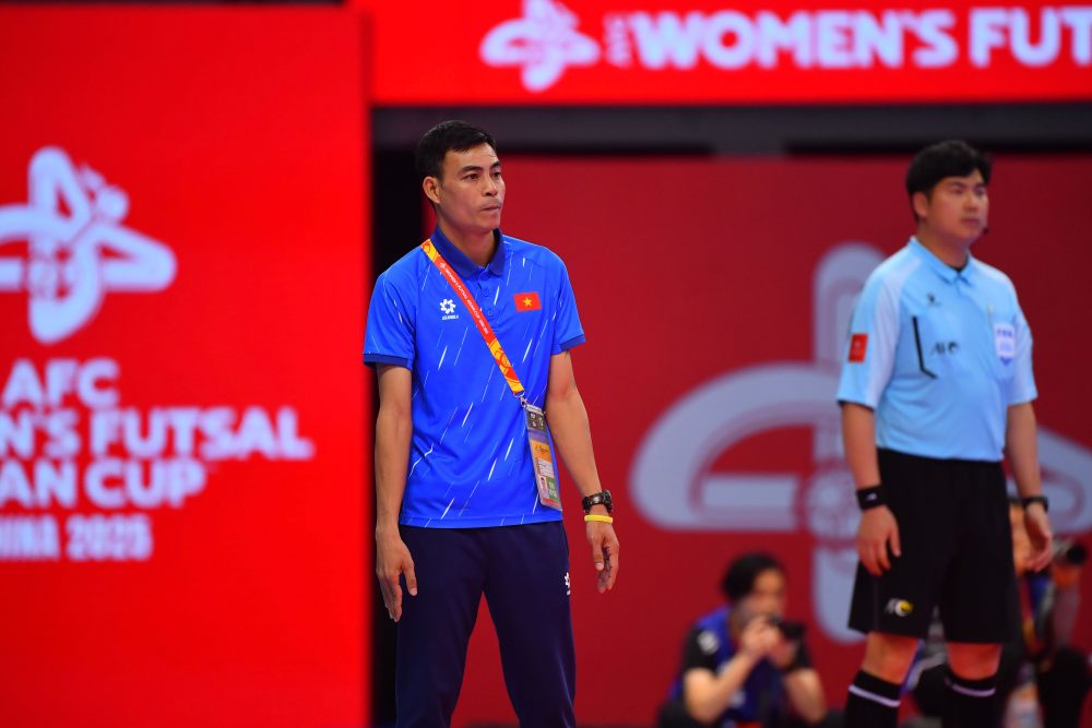 HLV Nguyễn Đình Hoàng buồn bã vì ĐT futsal nữ Việt Nam không thể hoàn thành mục tiêu World Cup. Ảnh: VFF