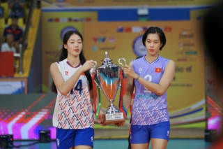 Đại diện 2 đội tuyển Việt Nam rước cúp Vô địch